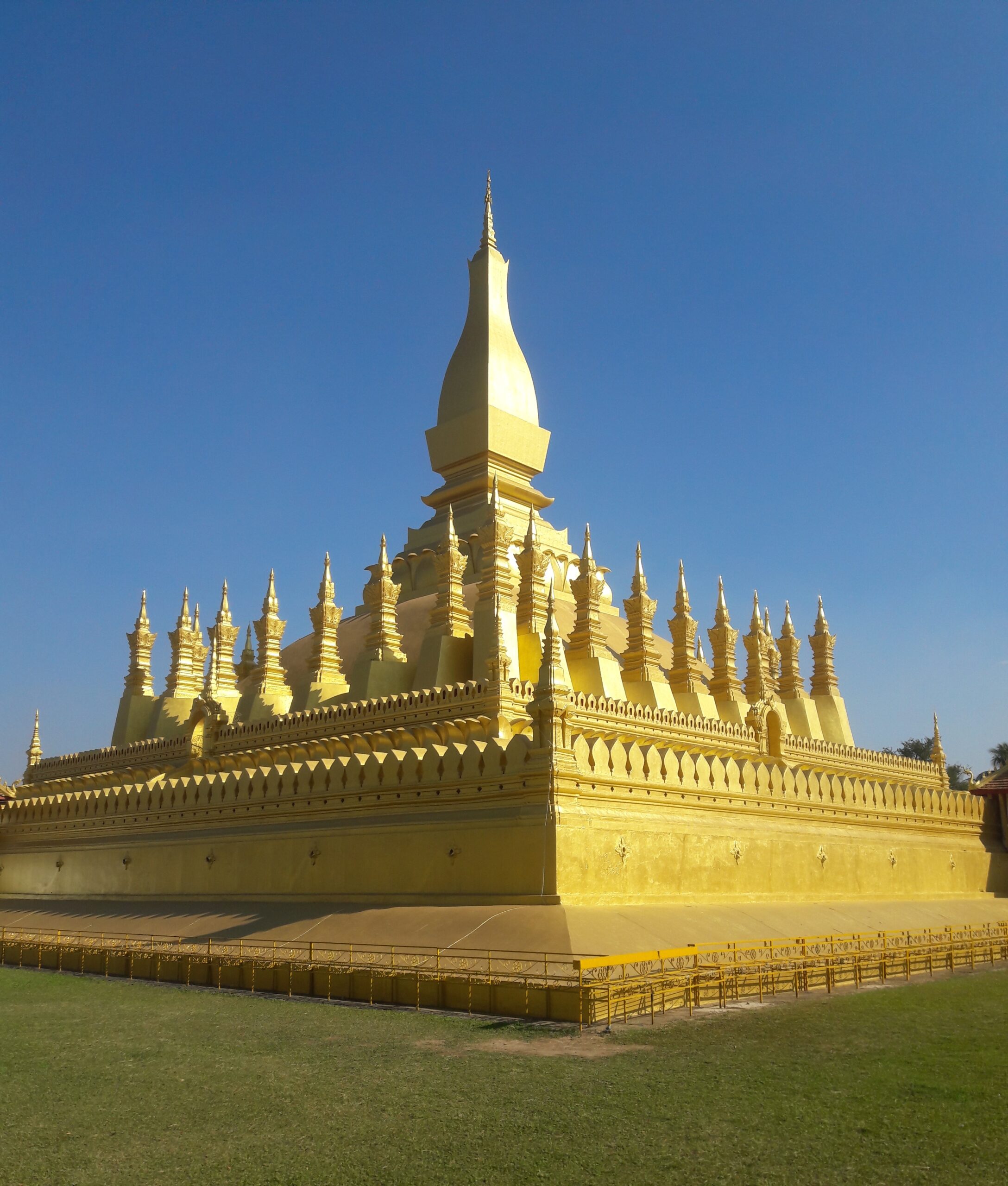 Phathatluang is the great sacred stupa in Laos, It was the contained the breastbones of the buddha that we brough him from SriLanka
